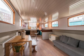 Spacious houseboat near central station